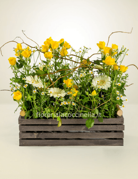 Cesto di Fiori Misti tonalità Giallo/Bianco