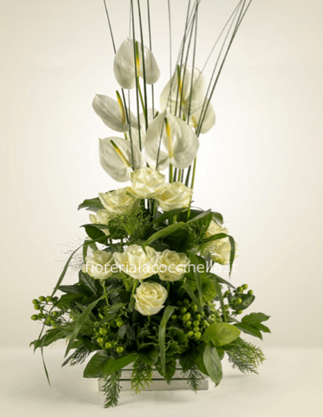 Cesto Rose e Anthurium Bianchi
