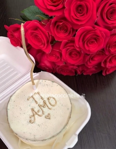Bouquet Rose Rosse + Torta Lambeth Cake